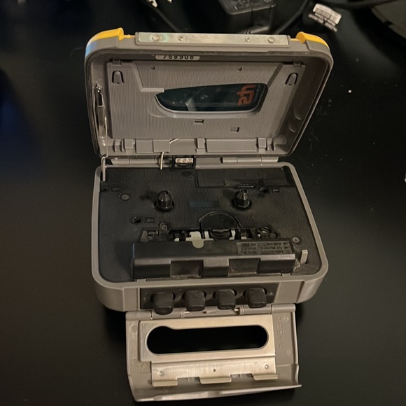 Sony Sports Walkman WM-FS191 AM/FM Radio & Cassette Player - Picture 5 of 6